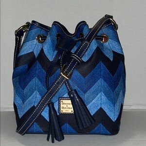 Dooney & Bourke Kendall blue chevron crossbody drawstring bucket tote handbag